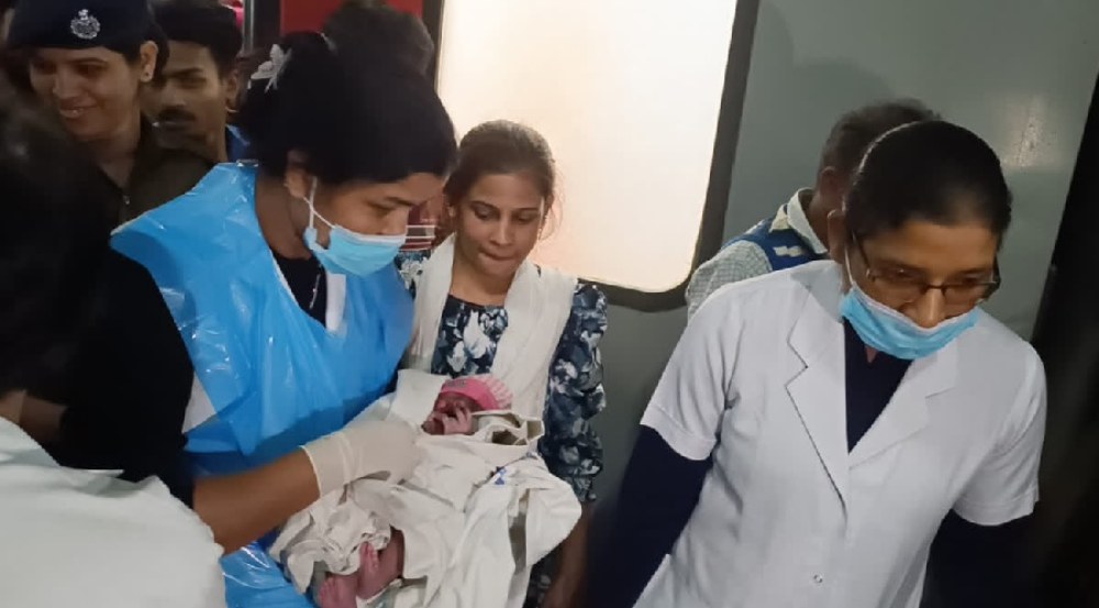 चलती ट्रेन में गूंजी किलकारी… सूरत-मालदा टाउन एक्सप्रेस में महिला ने दिया बच्ची को जन्म, रेलवे ने ग्रीन कॉरिडोर बनाकर पहुंचाया अस्पताल