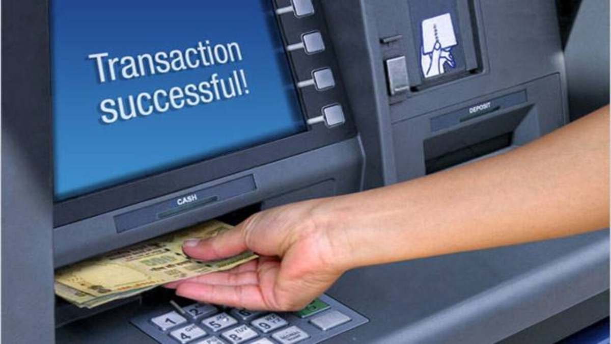 ATM बदलकर लाखों की ठगी: बातों में उलझाकर किया कार्ड एक्सचेंज, मैसेज आने पर हुआ एहसास, CCTV में कैद वारदात