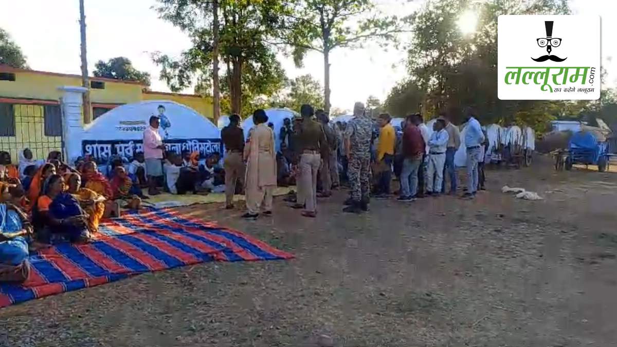 पंचायत चुनाव से पहले हंगामा: पंचायत भवन को विस्थापित करने पर भड़का ग्रामीणों का गुस्सा, मतदान दल को रोका, मौके पर भारी पुलिस बल तैनात