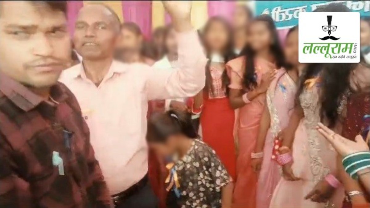 स्कूल में प्राचार्य और शिक्षकों ने छात्राओं के साथ अश्लील गाने पर किया डांस, सोशल मीडिया पर वीडियो हुआ वायरल, DEO ने जांच के दिए निर्देश