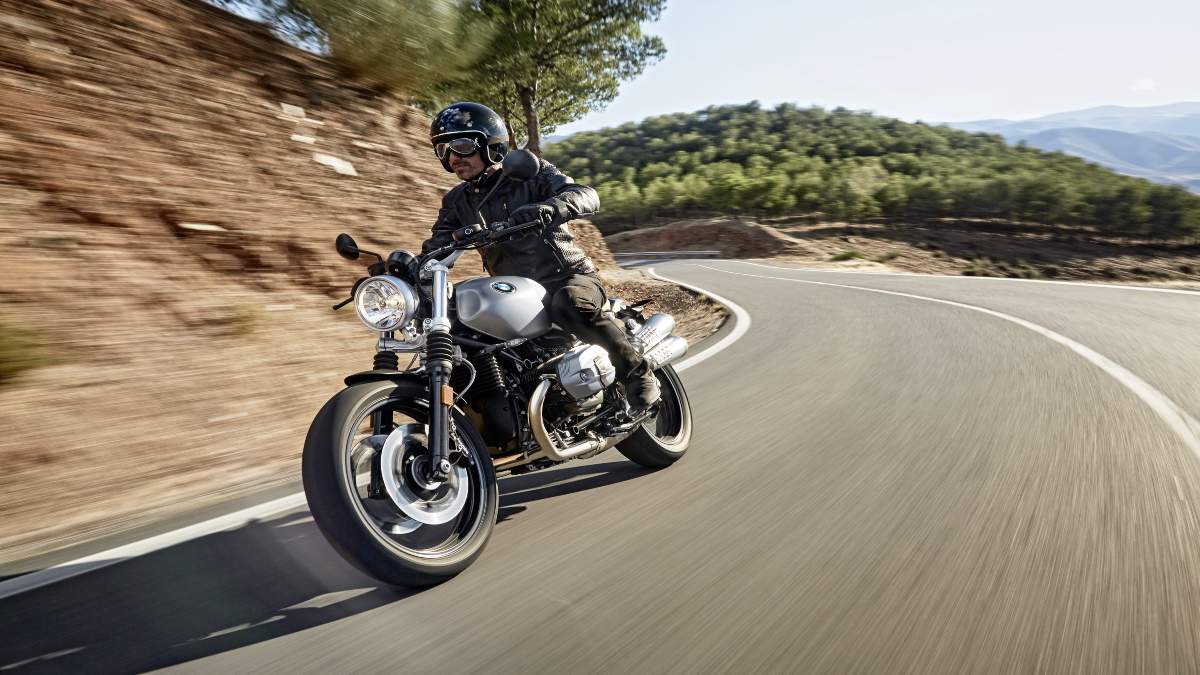 2-Wheeler Driving Tips : वाहन चलाते समय इन बातों का जरूर रखें ध्यान, नहीं तो हो सकती है दुर्घटना
