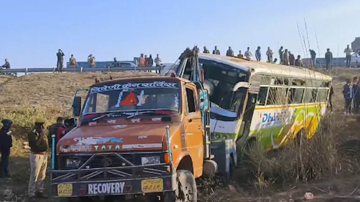 Rajasthan News : खाई में गिरी स्कूल बस, कई बच्चे बस के नीचे दबे, 1 की मौत