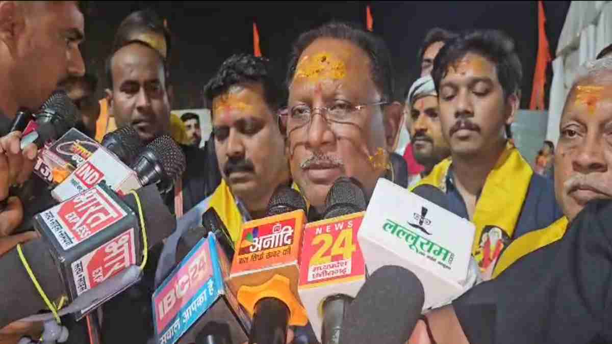 CG के CM साय ने बागेश्वर धाम में लिया नक्सलवाद मुक्त छत्तीसगढ़ का संकल्प, धर्मांतरण पर प्रतिबंध लगाने की कही बात, कैंसर हॉस्पिटल के लिए पंडित धीरेंद्र शास्त्री को दी बधाई