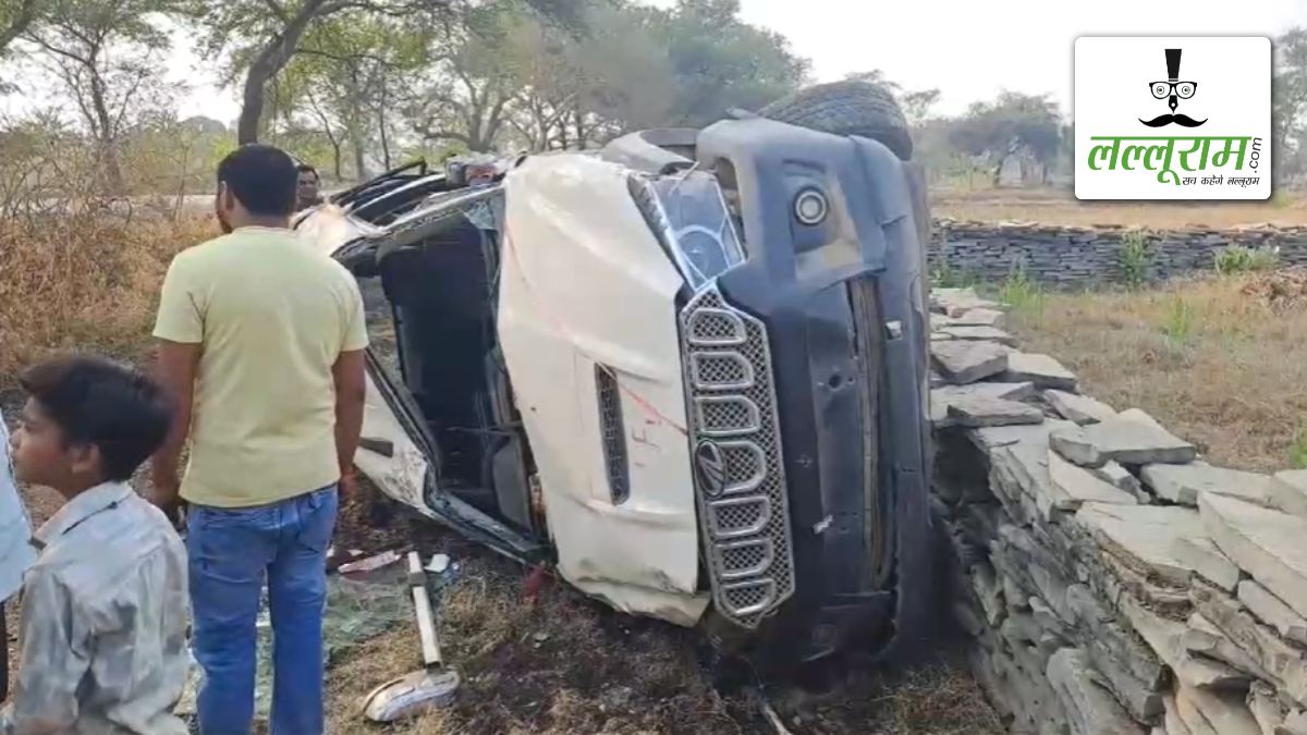CG Accident News: तेज रफ्तार स्कॉर्पियो अनियंत्रित होकर सड़क किनारे पलटी, 4 युवक घायल, मतदान करने जा रहे थे सभी