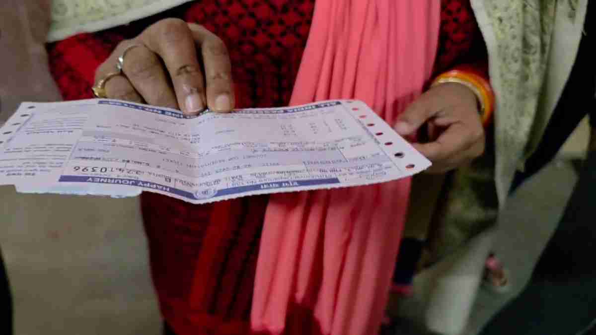 क्या करें इस टिकट का…? प्रयागराज जा रहे पैसेंजर्स को रिजर्वेशन के बाद भी नहीं मिली एंट्री, भड़के लोगों ने गेट में मारे लात