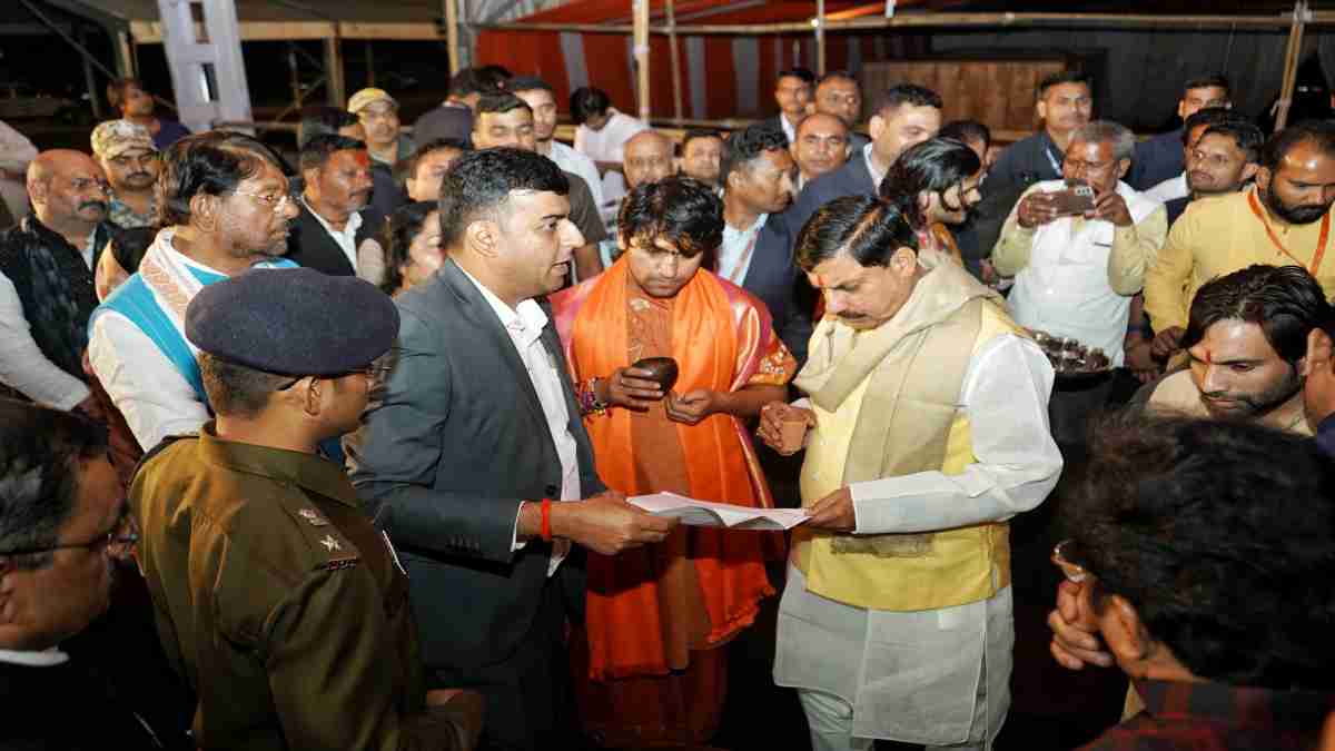 PM मोदी के दौरे से पहले बागेश्वर धाम पहुंचे CM डॉ. मोहन, पंडित धीरेन्द्र शास्त्री के साथ तैयारियों का लिया जायजा