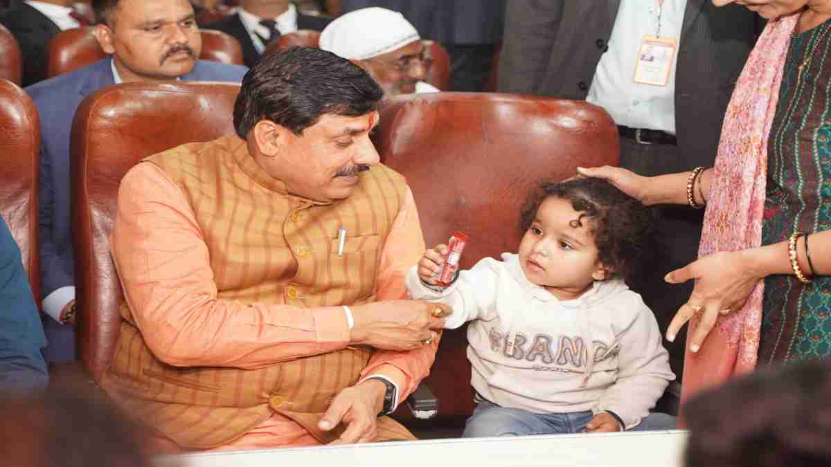 जन के बीच ‘जननायक’: CM डॉ. मोहन ने प्लेन छोड़ ट्रेन से किया सफर, टिकट कटाई, यात्रियों के साथ ली सेल्फी, बच्चों को खिलाई टॉफी