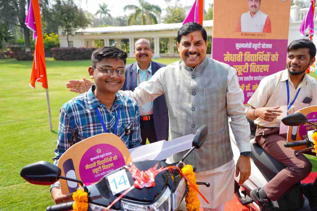 मेरिट वालों की बल्ले-बल्ले: स्कूटी खरीदने CM डॉ. मोहन ने भेजे पैसे, बोले- जल्द ही…