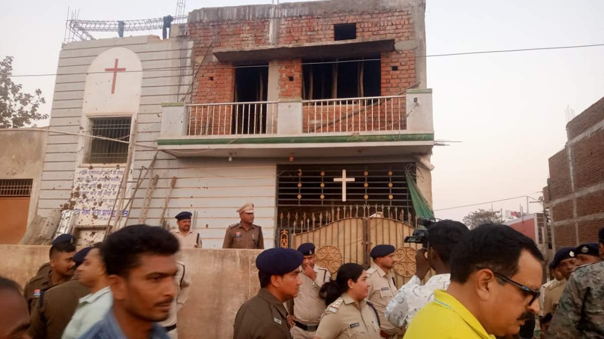 राजधानी से सटे इलाके में धर्मान्तरण पर मचा बवाल, विवाद के बीच बजरंग दल ने बंद कराई प्रार्थना सभा…