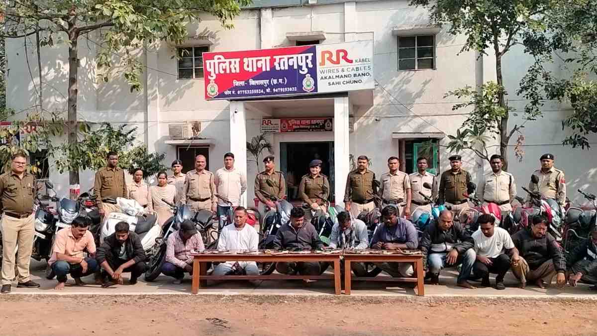 CG Crime : जंगल में ’52 परियों’ पर लग रहा था दांव, पुलिस ने रेड मारकर 11 जुआरियों को किया गिरफ्तार…