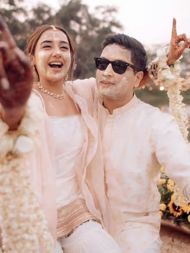 Prajakta Koli Wedding: हल्दी में रोमांटिक हुई एक्ट्रेस, दूल्हे की गोद में बैठकर किया डांस