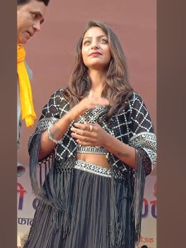 मोनालिसा की पहली स्टेज performance, फैंस ने दिया खूब प्यार