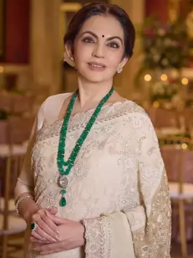 चिकनकारी साड़ी में क्या खूब जचीं नीता अंबानी, सास ने दिखाई हीरा-पन्ना की चमक