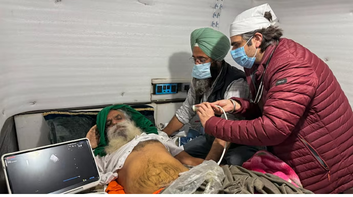 किसान नेता की बिगड़ी  स्थिति, कंपकंपी के साथ हुआ तेज बुखार