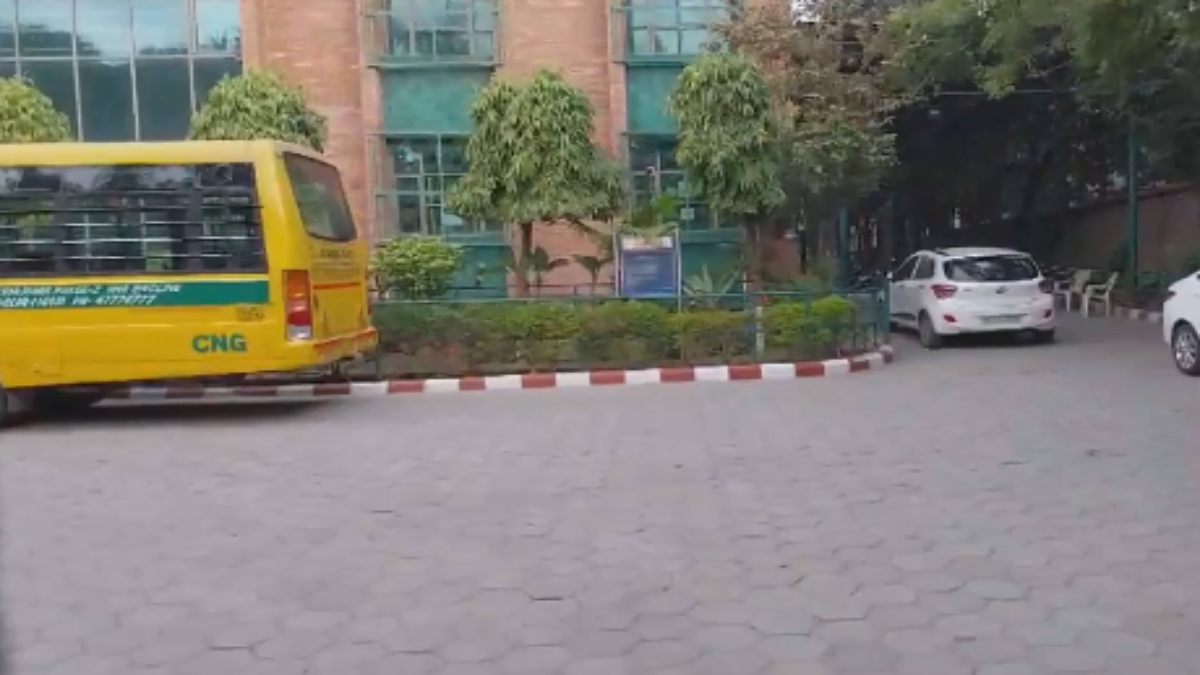 दिल्ली और नोएडा के स्कूलों में बम की धमकी: कैंपस की ली गई तलाशी, DCP ने लोगों से की ये अपील