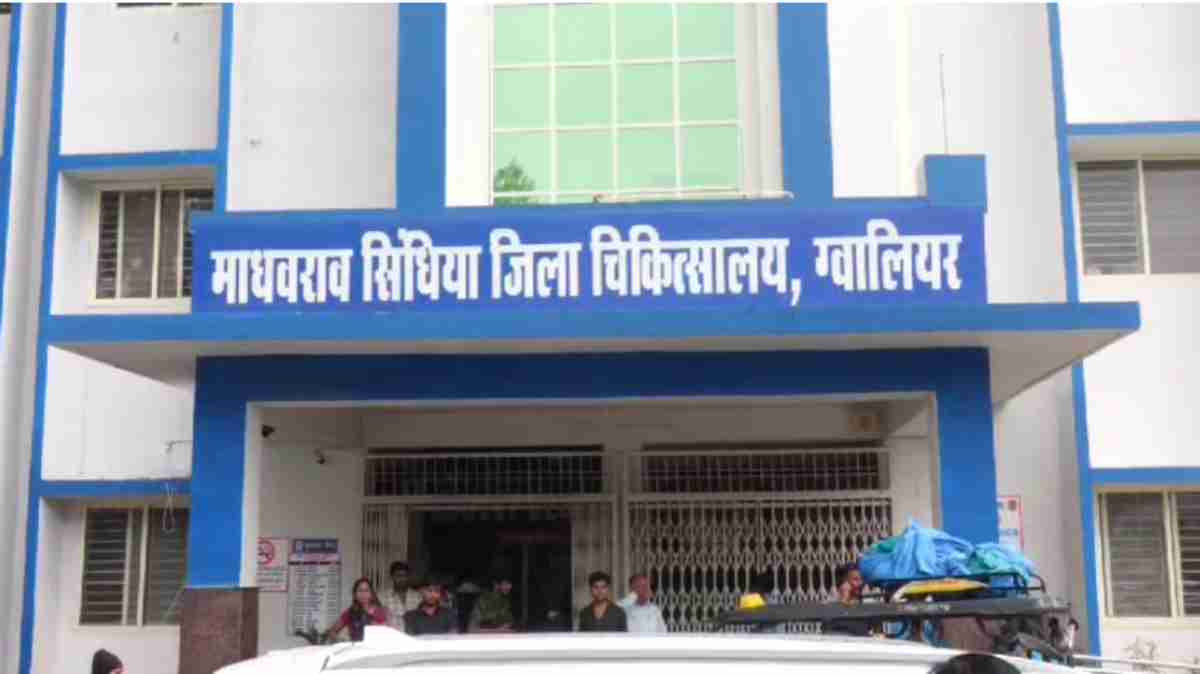 गंदी बात करते हैं डॉक्टर… महिला नर्सिंग ऑफिसर ने लगाए डबल मीनिंग जोक भेजने और बैड टच के आरोप, जिम्मेदारों ने पीड़िता को ही कर दिया पद मुक्त, HC से मिला न्याय