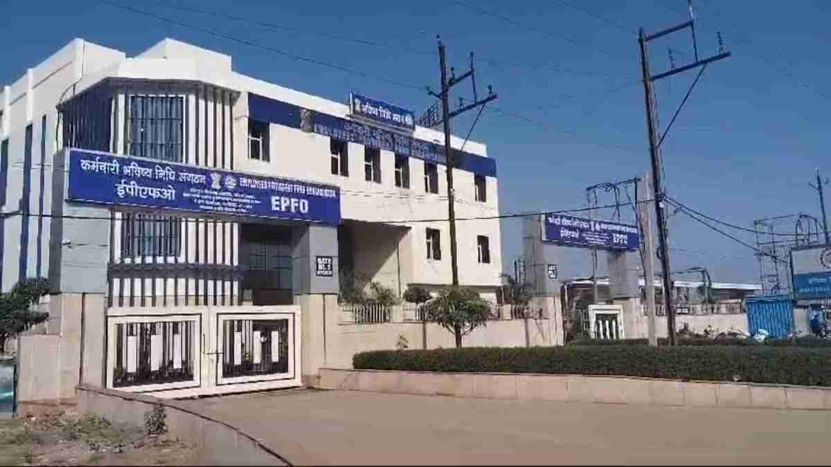 EPFO का छापा: कर्मचारियों का PF न जमा कराने पर हुई कार्रवाई, कंप्यूटर, दस्तावेज जब्त किया तो जमकर हुआ हंगामा