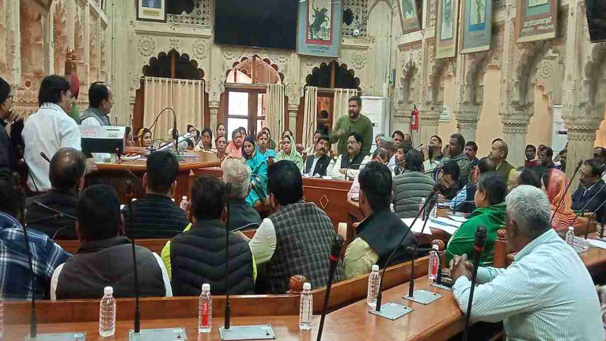 Gwalior News: निगम परिषद की बैठक में टेंडर पर जमकर हंगामा, सभापति ने पुनर्विचार निरस्त करने के दिए निर्देश