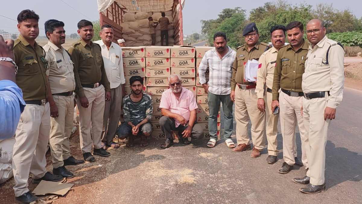 CG में 445 पेटी अवैध शराब जब्त : चुनाव में खपाने की थी तैयारी, पेशेवर तस्कर समेत दो आरोपी गिरफ्तार, एसपी बोले – अवैध शराब तस्करी के खिलाफ जारी रहेगी मुहिम