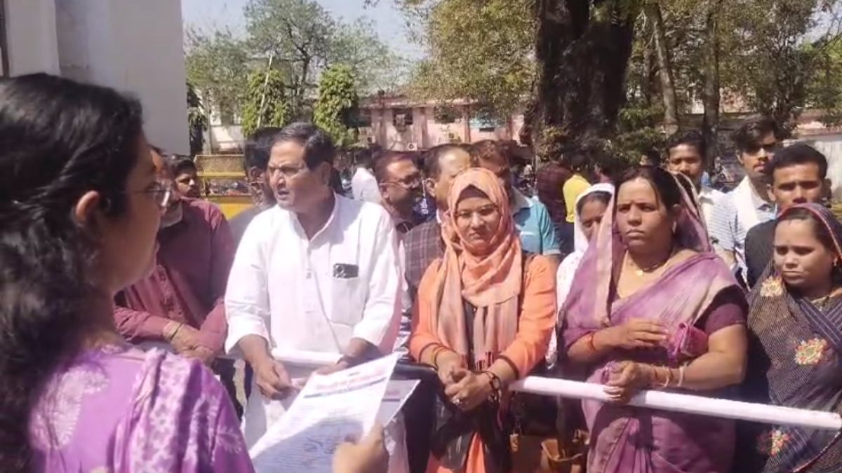‘जिला अध्यक्ष कर रहीं रसूख का इस्तेमाल’, शिकायत लेकर कलेक्ट्रेट पहुंचे लोग, जानें क्या है पूरा मामला 