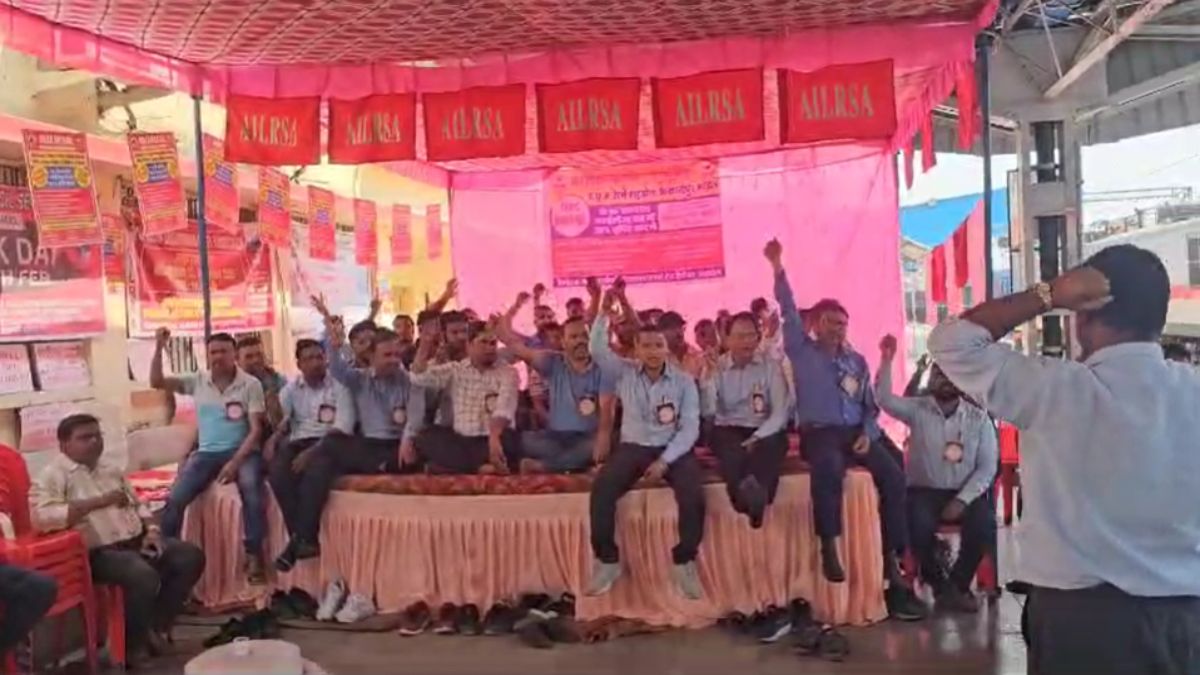 रेलवे कर्मचारी हड़तालः गांधीगिरी तरीके से 36 घंटे की हंगर स्ट्राइक कर रहे लोको पायलेट्स