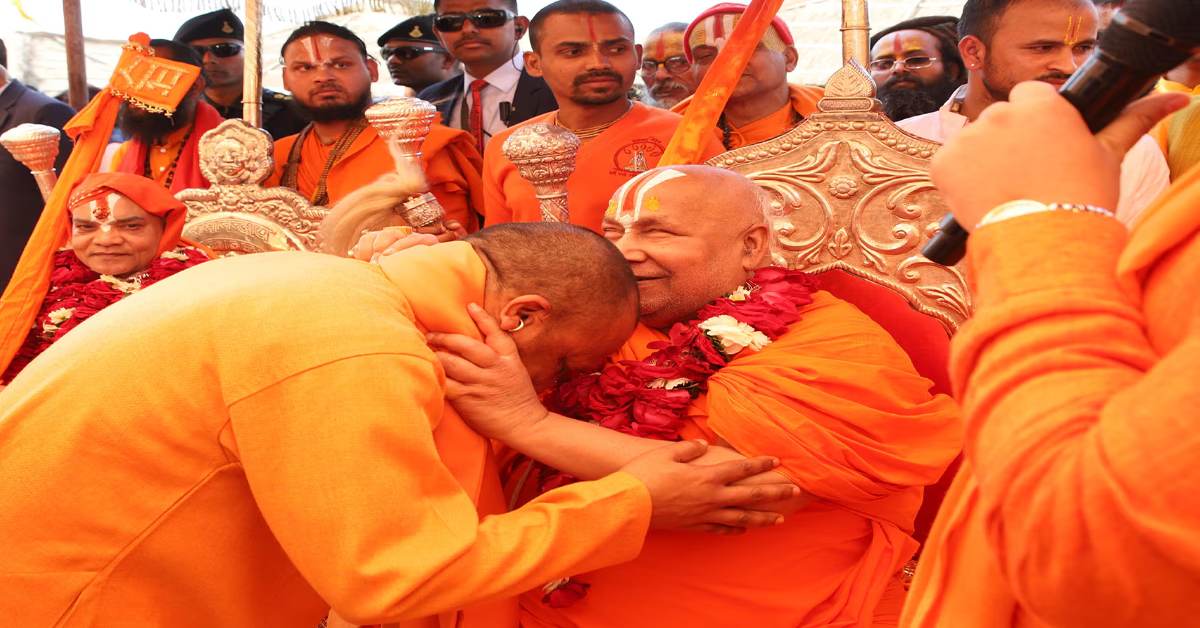 Mahakumbh 2025 : आचार्य रामभद्राचार्य ने सीएम योगी को लगाया गले, तुलसी पीठ में दो आचार्यों का हुआ पट्टाभिषेक, दी गई जगद्गुरु की उपाधि