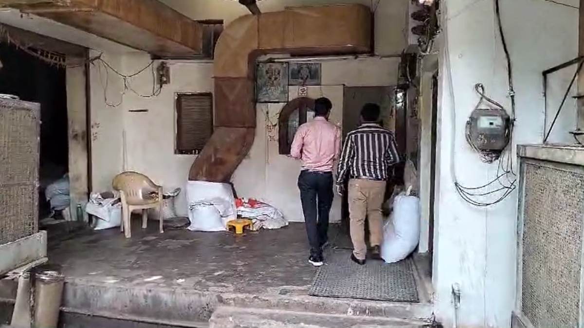 तंबाखू व्यापारी के ठिकानों पर GST का छापा, दस्तावेजों की जांच कर रही टीम
