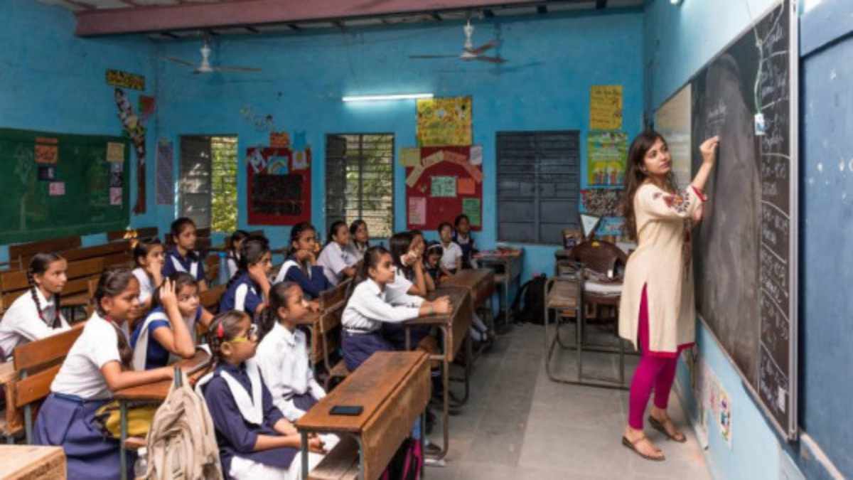 सरकारी स्कूलों पर बढ़ रहा भरोसा, स्कूलों में ड्रॉपआउट रेट घटा, लेकिन चुनौतियां बरकार, आर्थिक सर्वेक्षण में सामने आई ये बड़ी वजह   