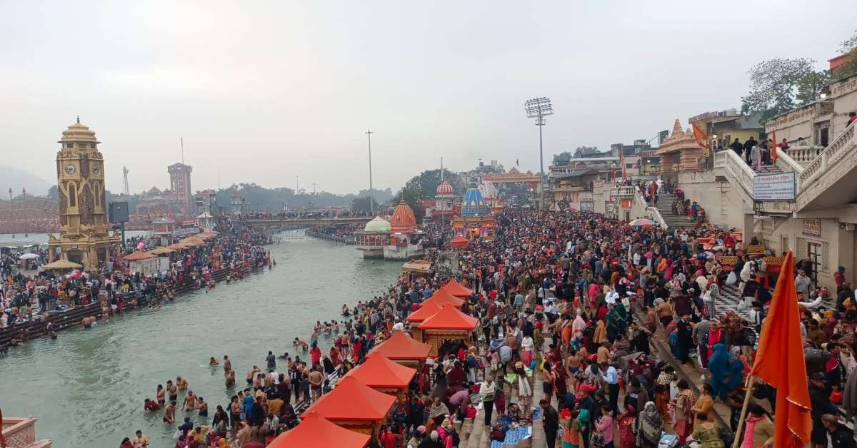 Basant Panchami पर हरकी पैड़ी पर उमड़ी श्रद्धालुओं की भीड़, सुबह से आस्था की डुबकी लगा रहे लोग