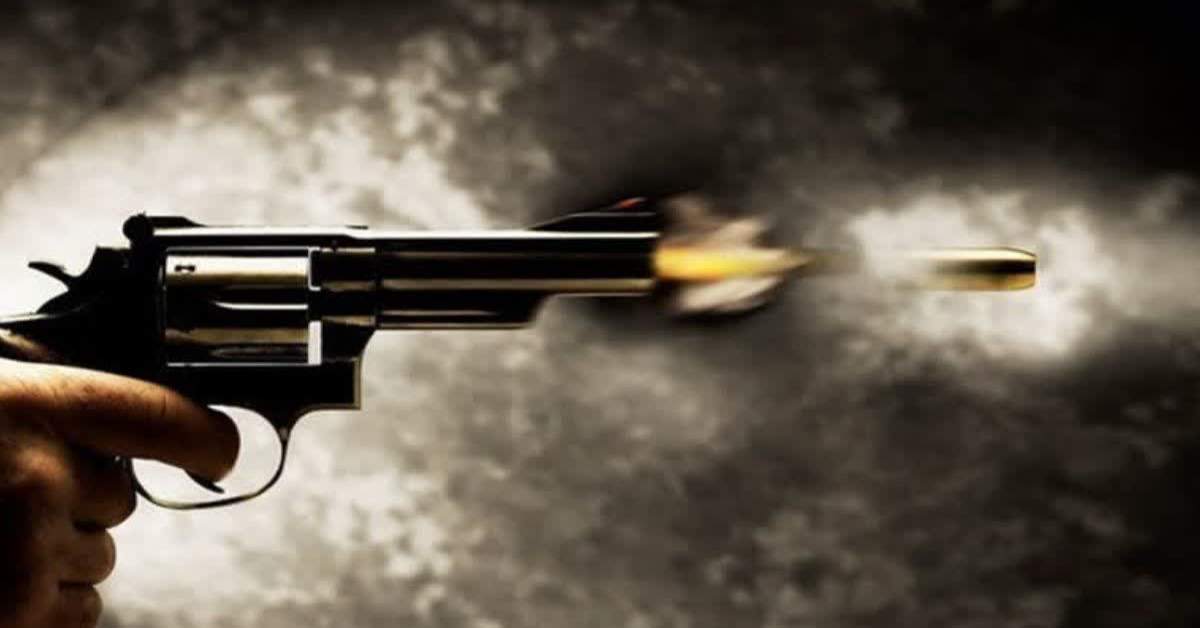 आधी रात अंधाधुंध फायरिंगः 2 गाड़ियों की टक्कर के बाद जमकर चली गोलियां, 2 युवक हुए घायल, जानिए कांड की कहानी…