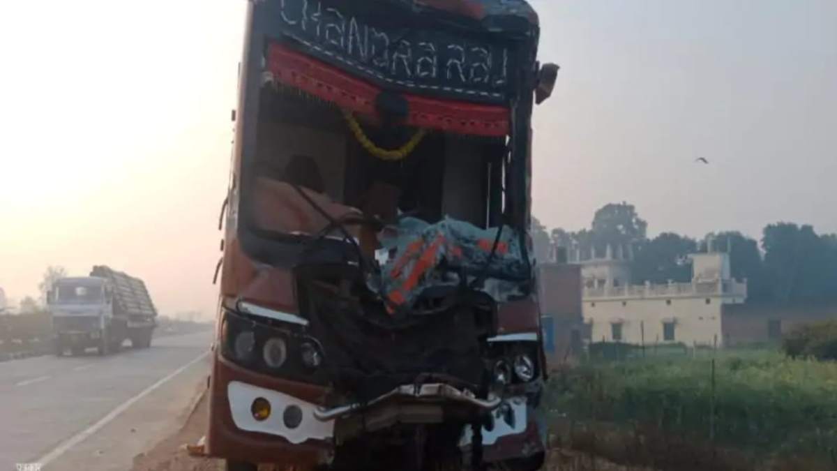 सावधानी हटी, दुर्घटना घटीः खड़ी बस से जा भिड़ी श्रद्धालुओं से भरी बस, 4 यात्री घायल, 2 की…