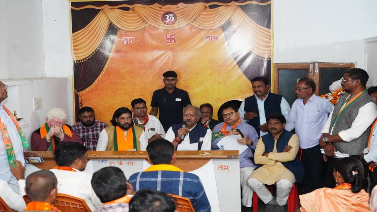 चुनाव प्रचार में लापरवाही पर नाराज हुए सांसद बृजमोहन अग्रवाल, जिम्मेदारों को लगाई फटकार