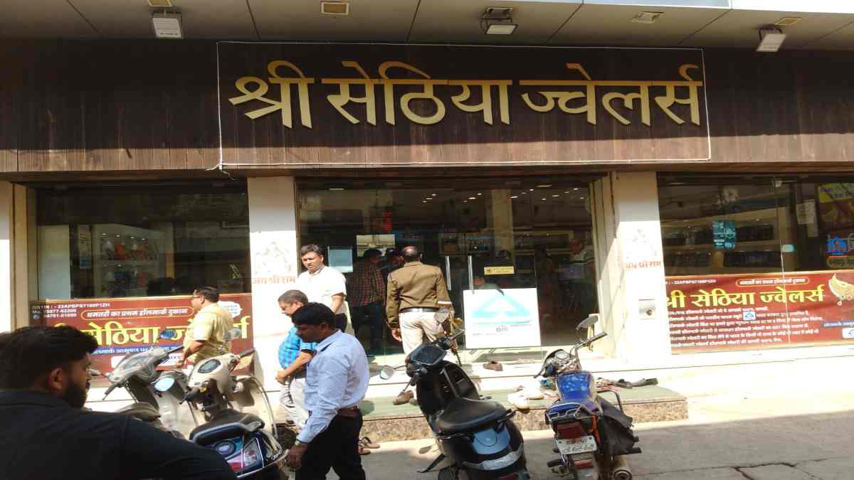 धमतरी में आईटी का छापा : 4 गाड़ियों में पहुंचे हैं अफसर, सेठिया ज्‍वेलर्स के ठिकानों पर कर रहे जांच