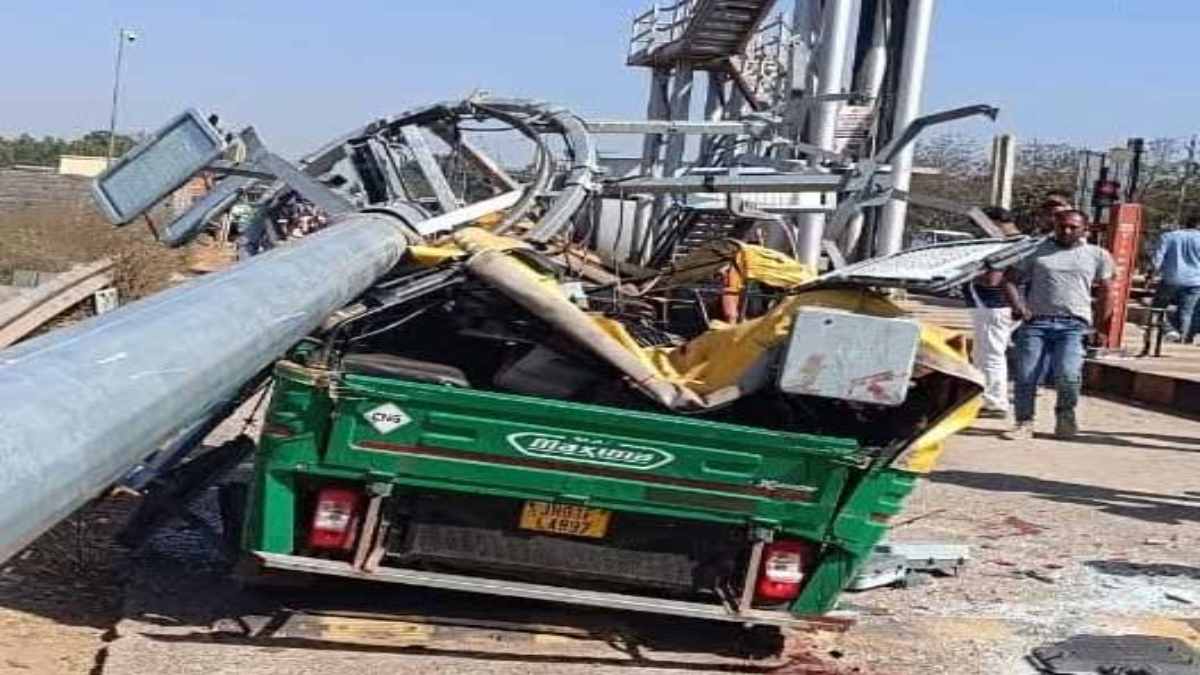 सड़क हादसा: ऑटो के उपर गिरा टाेल प्लाजा का लाइट टावर, दो महिलाओं की दर्दनाक मौत