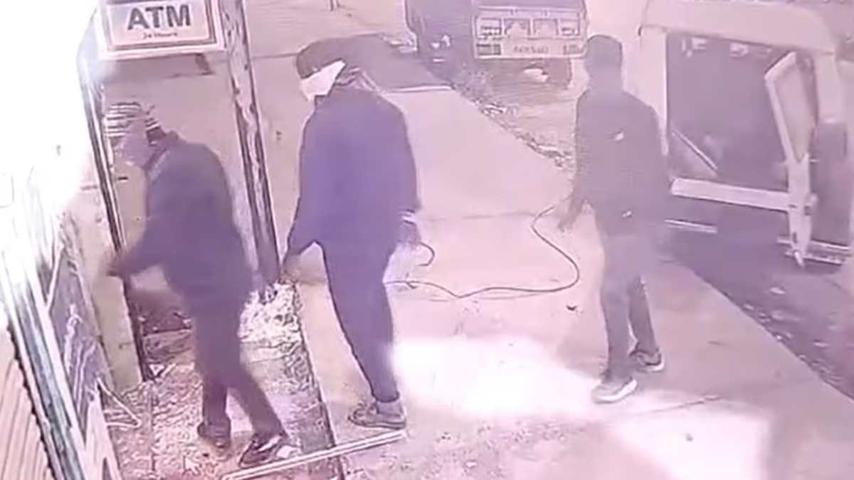 चोरों ने ATM को तार से बांधा, बोलेरो से खींचकर उखाड़ा और फिर…? CCTV में कैद हुई पूरी वारदात