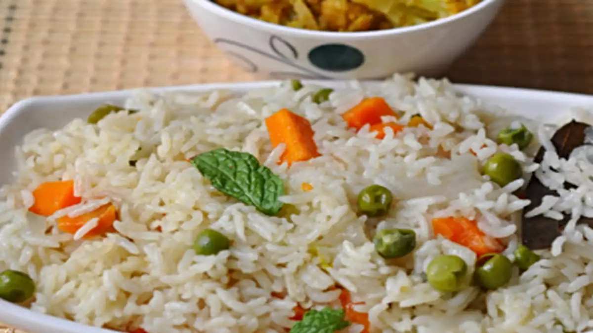 Veg Pulao Recipe: वेज पुलाव में लगाएं नया स्वाद का तड़का और बनाएं ब्रोकली फ्राइड राइस…