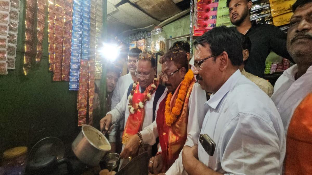 Video : मुख्यमंत्री साय ने भाजपा महापौर प्रत्याशी की दुकान पर बनाई चाय, उम्मीदवार जीवर्धन चौहान ने अपने हाथों से परोसा