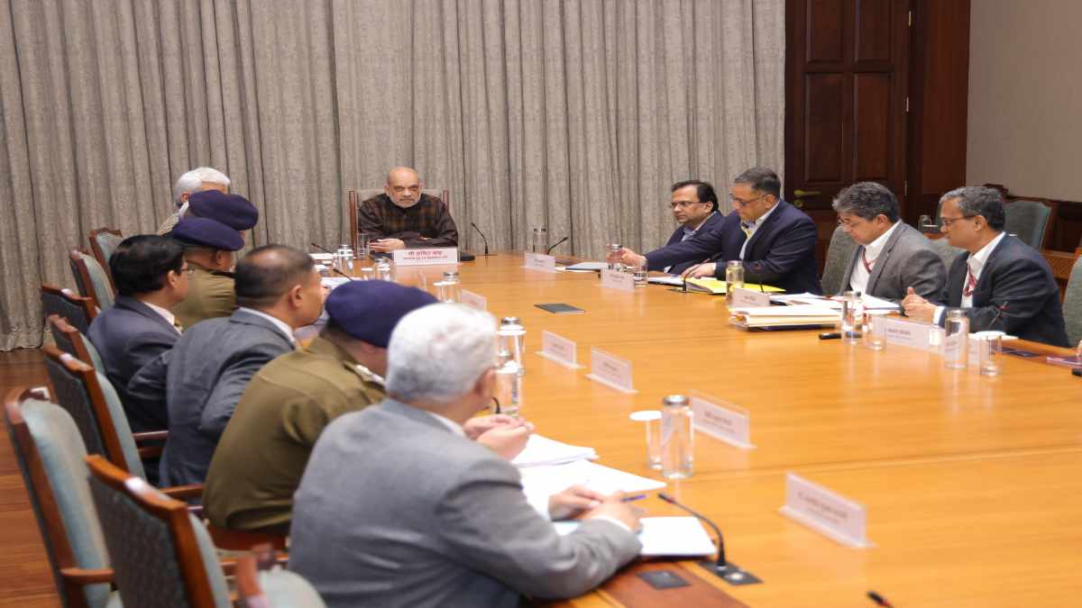 ‘आतंकवादियों के अस्तित्व को जड़ से खत्म…’, जम्मू कश्मीर को लेकर बैठक में अमित शाह का सुरक्षाबलों को निर्देश, बोले- आतंकवाद के खिलाफ तेज करे अभियान