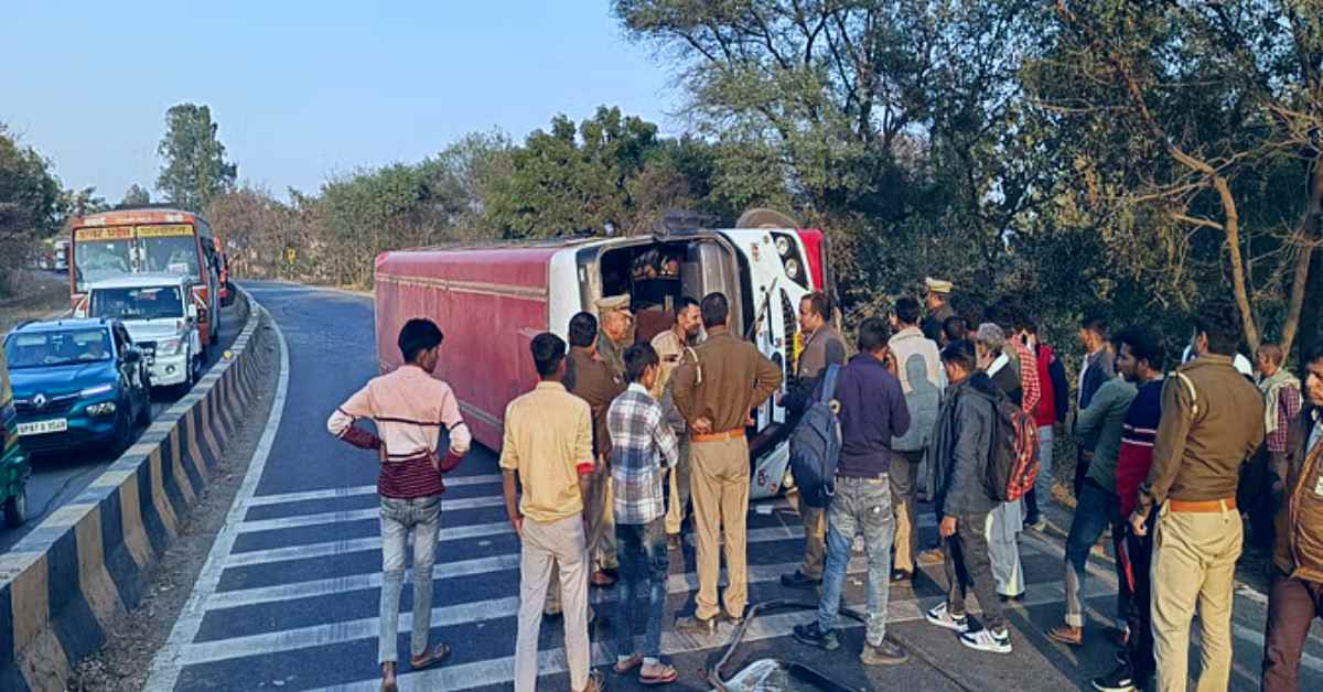 रफ्तार का कहरः अनियंत्रित होकर हाइवे पर पलटी UP रोडवेज की बस, जानिए फिर 16 यात्रियों का क्या हुआ?