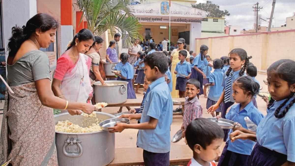 इस राज्य के मध्यान्ह भोजन में नहीं परोसा जाएगा अंडा और मीठा पदार्थ, सरकार के फैसले पर मचा सियासी उबाल