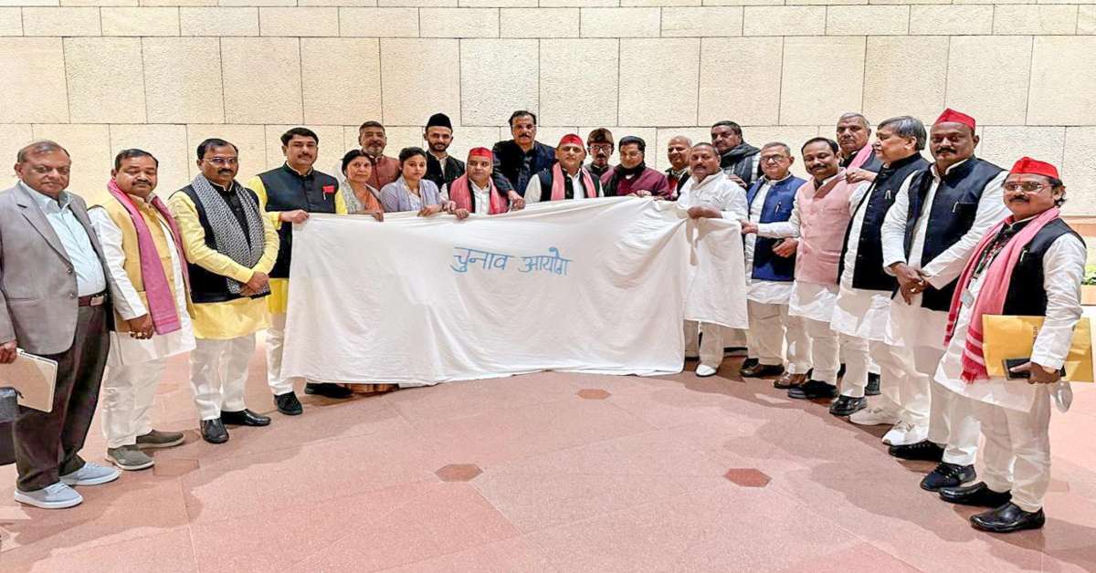 सपा सांसदों ने चुनाव आयोग को भेजा सफेद कपड़ा, अखिलेश यादव ने कहा- अधिकारी जाति देखकर पोस्ट हुए हैं, बीजेपी ने जाति देखकर पोस्टिंग की है