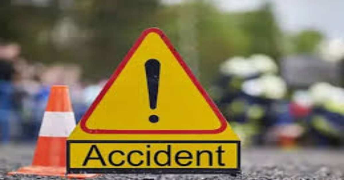खून से लाल हुई सड़कः तेज रफ्तार ट्रक ने 2 बाइक सवार को मारी ठोकर, दोनों की मौके पर मौत