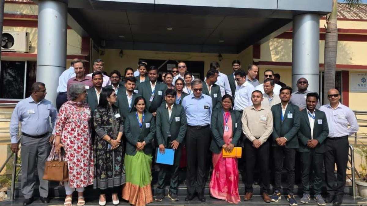 रक्षा मंत्रालय के अधिकारियों ने दंतेवाड़ा के विकास कार्यों का किया अवलोकन, महिला आत्मनिर्भरता, युवाओं के रोजगार और पीड़ित परिवारों के पुनर्वास कार्य को सराहा