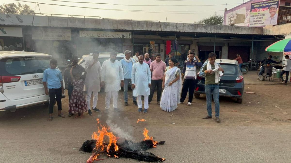 भारतीय अप्रवासियों के अपमान पर कांग्रेस का विरोध, प्रदेशभर में प्रदर्शन कर प्रेसिडेंट ट्रंप और पीएम मोदी का फूंका पुतला