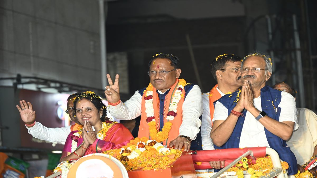 CM Vishnudeo Sai Road Show in Raipur : मुख्यमंत्री साय ने विशाल रोड शो कर मीनल चौबे के पक्ष में किया प्रचार, कहा- हमने बनाया है हम ही संवारेंगे की तर्ज पर संवारेंगे रायपुर