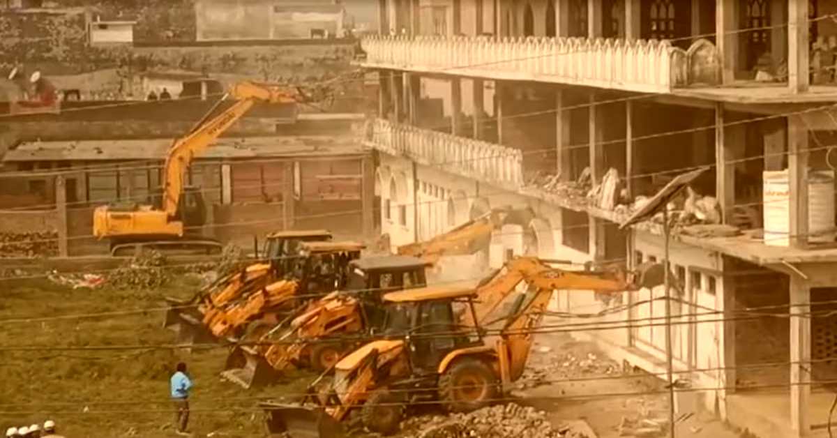 फिर गरजा ‘बाबा’ का बुलडोजरः मदनी मस्जिद पर चला योगी का Bulldozer, भारी पुलिस फोर्स के साथ प्रशासन ने की कार्रवाई, जानिए क्या था पूरा मामला…