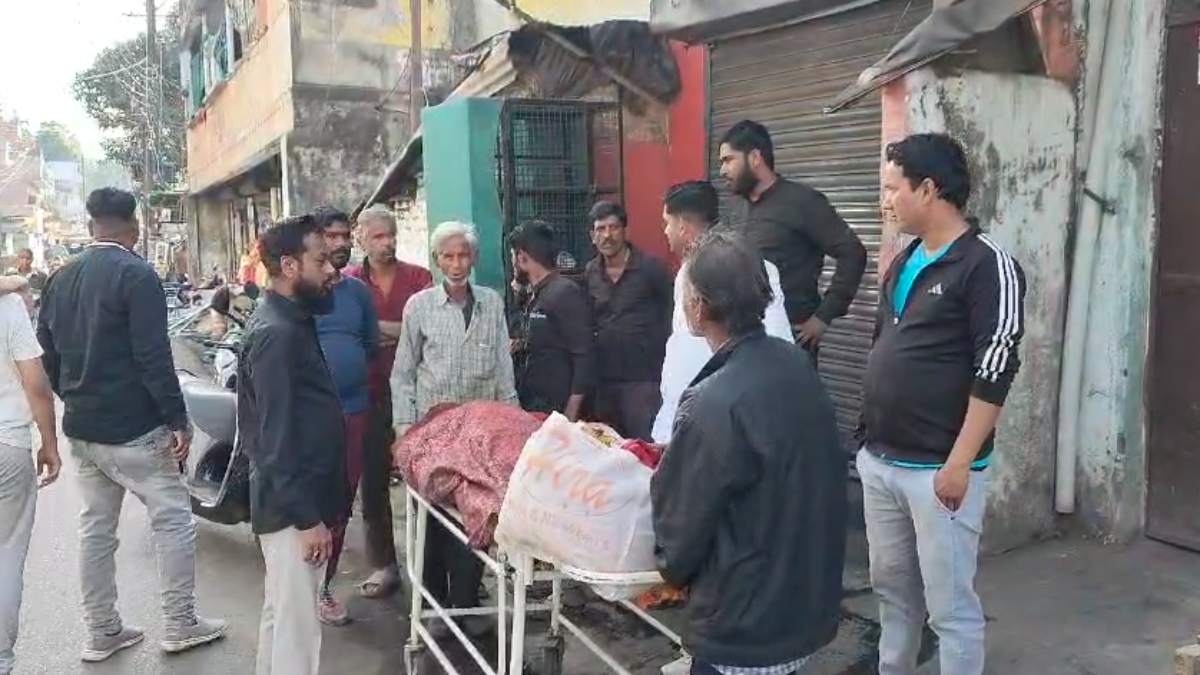 वेंटिलेटर पर MP की स्वास्थ्य व्यवस्था! एंबुलेंस नहीं मिली तो बुजुर्ग ससुर बीमार बहू को स्ट्रेचर पर लेकर निकला,  आखिर कहां सो रहे जिम्मेदार?
