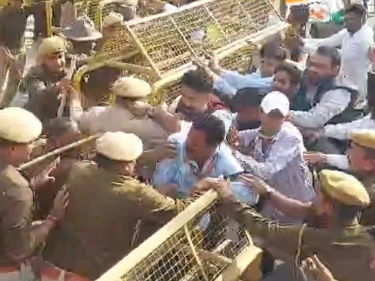 डिपोर्ट भारतीयों के मुद्दे पर यूथ कांग्रेस का प्रदर्शन, बैरिकेड तोड़ने की कोशिश, पुलिस ने किया लाठीचार्ज…