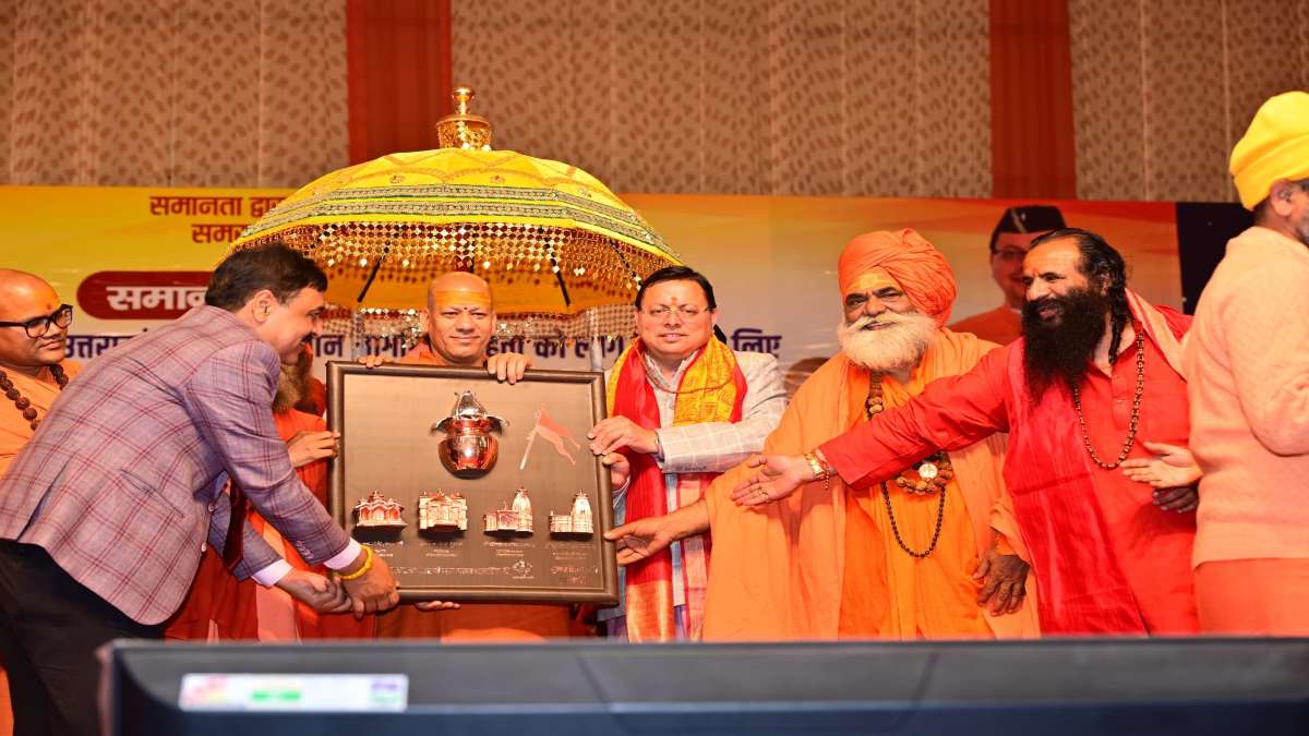 UCC लागू करने पर संतों ने किया CM धामी को सम्मानित,  कैलाशानंद गिरी महाराज बोले- अन्य राज्य भी इस ओर बढ़ाएंगे कदम
