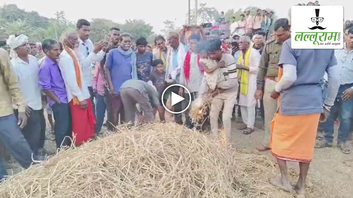 पंचतत्व में विलीन हुए STF जवान वसीत कुमार रावटे, 3 साल की मासूम बेटी ने दी मुखाग्नि, छलक पड़े सभी के आंसू